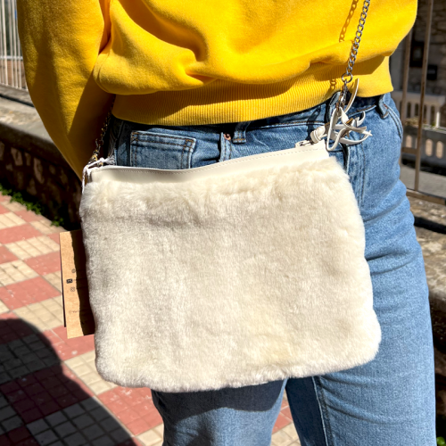 Peluche bianca indossata